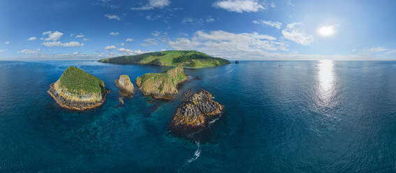 Panoramaluftaufnahme der Felsen der Insel Moneron, Insel Sachalin, Russland - AAEF06546