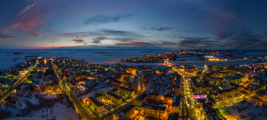 Panoramaluftaufnahme von Salekhard bei Nacht, Yamal-Halbinsel, Russland - AAEF06551