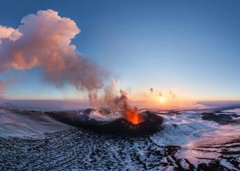 Panoramaluftaufnahme des Vulkans Plosky Tolbachik bei einem Ausbruch, Kamtschatka, Russland - AAEF06576