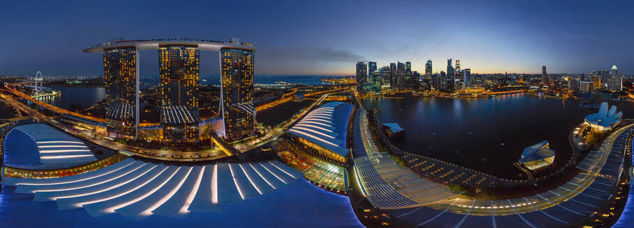 Panoramaluftaufnahme des Marina Bay Sands bei Nacht, Singapur - AAEF06606