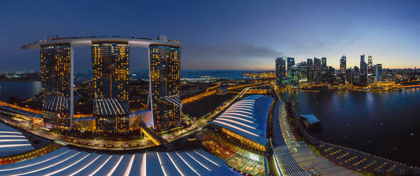 Panoramaluftaufnahme des Marina Bay Sands bei Nacht, Singapur - AAEF06607
