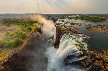 Panoramablick aus der Luft auf einen Wasserfall in Victoria Falls, Sambia-Simbabwe - AAEF06612
