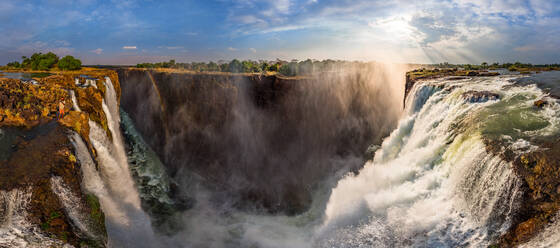 Panoramablick aus der Luft auf einen Wasserfall in Victoria Falls, Sambia-Simbabwe - AAEF06614