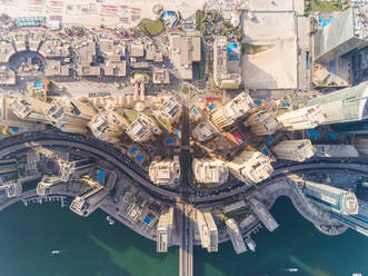 Luftaufnahme von Gebäuden in Dubai Marina, Dubai, Vereinigte Arabische Emirate - AAEF06625