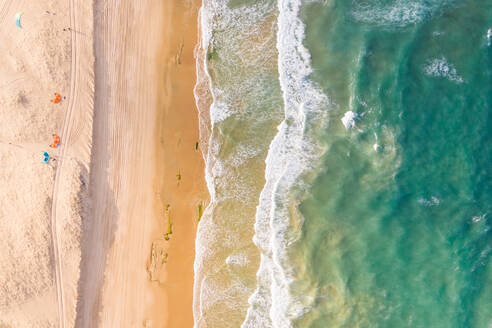 Luftaufnahme des Strandufers, Taiba, São Gonçalo do Amarante, Ceará, Brasilien - AAEF06644