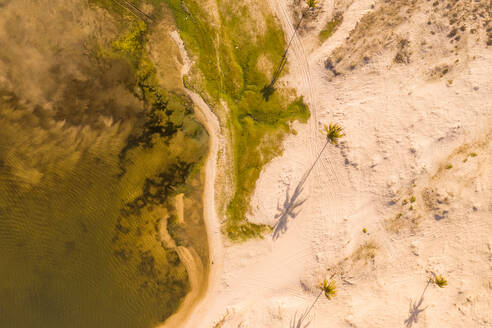 Luftaufnahme des Strandufers, Taiba Kite Lagoon, Ceará, Brasilien - AAEF06647