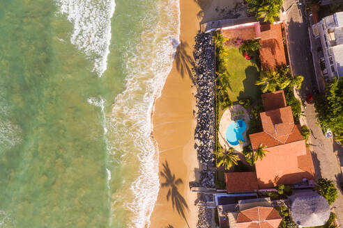 Luftaufnahme von Häusern am Ufer des Strandes, Taiba, São Gonçalo do Amarante, Ceará, Brasilien - AAEF06651