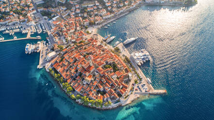 Luftaufnahme der historischen Stadt Korcula auf der Insel Korcula in Kroatien, dem angeblichen Geburtsort von Marco Polo. - AAEF06661