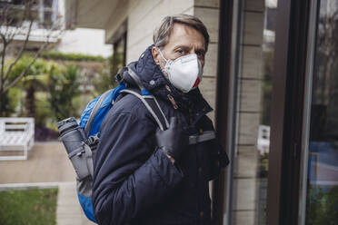 Matuer man commuting in the city, wearing protective mask - MFF05052