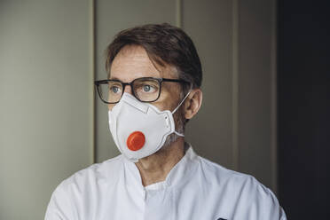 Porträt eines Arztes, der eine Schutzmaske trägt - MFF05055
