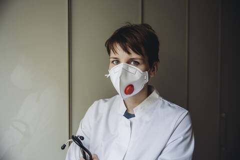 Porträt einer Ärztin, die eine Schutzmaske trägt, lizenzfreies Stockfoto