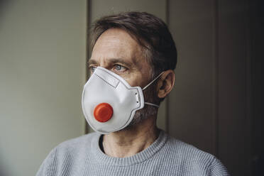 Älterer Mann mit Schutzmaske - MFF05064