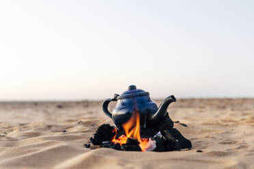 Brennende Teekanne in der Wüste Sahara, Tindouf, Algerien - OCMF01049