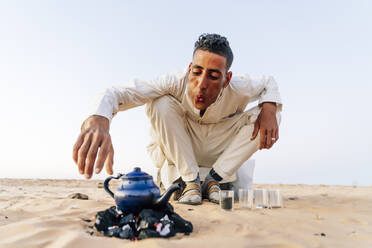 Mann bereitet Tee in der Wüste Sahara zu, Tindouf, Algerien - OCMF01057