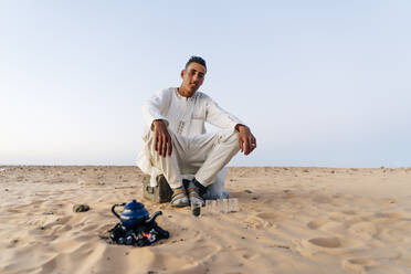 Mann bereitet Tee in der Wüste Sahara zu, Tindouf, Algerien - OCMF01058