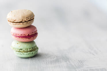 Stack of colorful macaroon cookies - JUNF01742