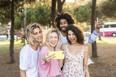Glückliche Freunde machen ein Selfie im Freien - AFVF05470