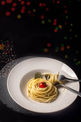 Lebensmittelkonzept mit Spaghetti und Kirschtomaten auf beleuchtetem b - CAVF75883