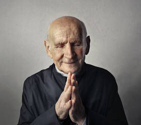 Porträt eines Priesters beim Gebet - CAVF75993