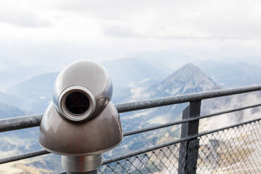 Aussichtsplattform mit münzbetriebenem Teleskop in den Bergen - CAVF76007