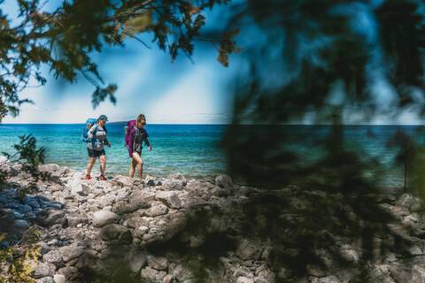 Wandern am Seeufer bei Tobermory Ontario, lizenzfreies Stockfoto