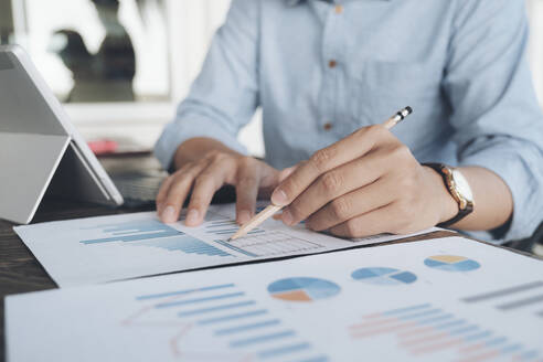 Geschäftsleute analysieren Daten zum Investitionsmarketing. - CAVF76050