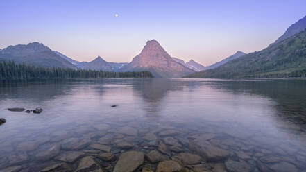 Sonnenaufgang am Two Medicine Lake im Glacier National Park - CAVF76056
