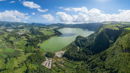 Luftaufnahme des Kratersees Lagoa das Furnas von oben, Azoren, Insel São Miguel, Portugal - AAEF06667