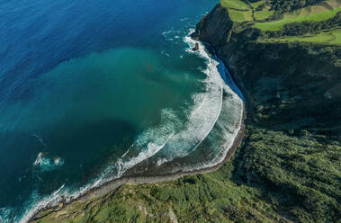 Luftaufnahme der Küste des Atlantiks, Azoren, Insel São Miguel, Portugal - AAEF06668