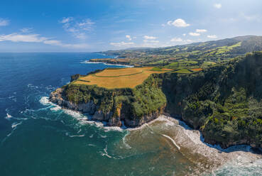 Luftaufnahme der Küste des Atlantiks, Azoren, Insel São Miguel, Portugal - AAEF06669