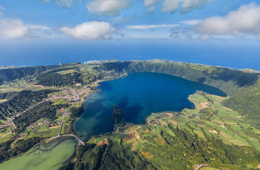 Luftaufnahme des Kratersees Lagoa das Furnas von oben, Azoren, Insel São Miguel, Portugal - AAEF06670