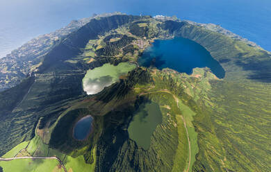 Luftaufnahme des Kratersees Lagoa das Furnas von oben, Azoren, Insel São Miguel, Portugal - AAEF06671