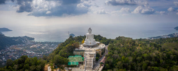 Panoramablick aus der Luft auf den Großen Buddha in Phuket - Thailand - AAEF06676