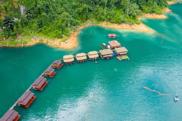 Luftaufnahme des schwimmenden Hauses des Greenery Panvaree Resort am Khao Sok See - AAEF06678