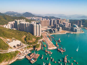 Luftaufnahme von Gebäuden am Ufer der Küste im Bezirk Kwun Tong, Hongkong. - AAEF06682