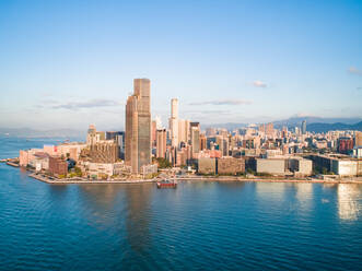 Luftaufnahme von Gebäuden am Ufer der Causeway Bay, Hongkong. - AAEF06685