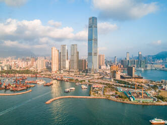 Luftaufnahme von Gebäuden am Ufer der Causeway Bay, Hongkong. - AAEF06686