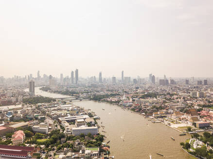 Luftaufnahme des Flusses Chao Phraya mit Gebäuden im Hintergrund, Phra Nakhon, Bangkok, Thailand - AAEF06695