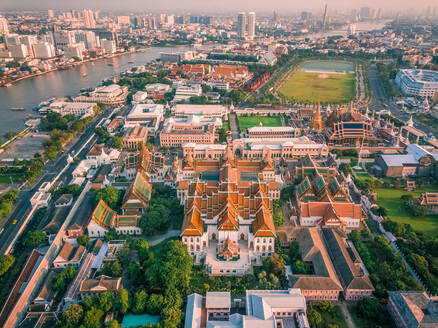 Luftaufnahme des Grand Palace mit dem Chao Phraya Fluss im Hintergrund, Phra Nakhon, Bangkok, Thailand - AAEF06697