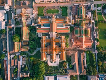 Luftaufnahme des Grand Palace an einem sonnigen Tag, Phra Nakhon, Bangkok, Thailand - AAEF06698