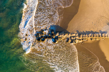 Luftaufnahme von Steinen am Ufer des Strandes, Sunshine Coast, Queensland, Australien - AAEF06710