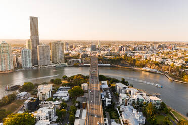 Luftaufnahme einer Brücke über einen Fluss, Kangaroo Point, Queensland, Australien - AAEF06713