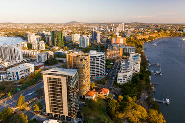 Luftaufnahme der Stadt mit einem Fluss, Kangaroo Point, Queensland, Australien - AAEF06714