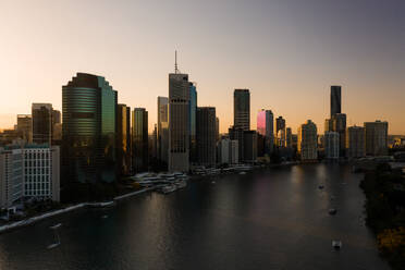 Luftaufnahme der Stadt mit einem Fluss, Kangaroo Point, Queensland, Australien - AAEF06716