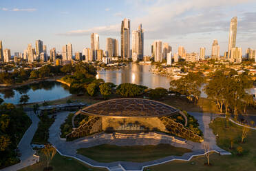 Luftaufnahme der Stadt mit einem Fluss, Surfers Paradise, Queensland, Australien - AAEF06718