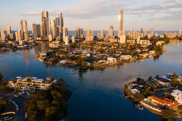 Luftaufnahme der Stadt mit einem Fluss, Surfers Paradise, Queensland, Australien - AAEF06719