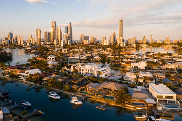 Luftaufnahme der Stadt mit einem Fluss, Surfers Paradise, Queensland, Australien - AAEF06720