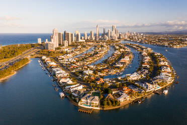 Luftaufnahme der Stadt mit einem Fluss, Gold Coast, Queensland, Australien - AAEF06722