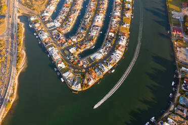 Luftaufnahme von Häusern mit einem Fluss, Gold Coast, Queensland, Australien - AAEF06723