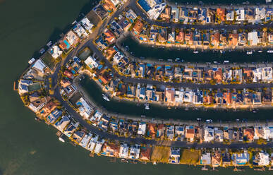 Luftaufnahme von Häusern mit einem Fluss, Gold Coast, Queensland, Australien - AAEF06724